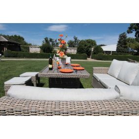 Salotto angolare da esterno con divani e poggiapiedi e tavolo