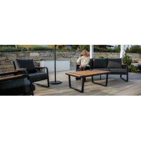 Salotto in alluminio antracite e legno con divano poltrone e tavolino da esterno giardino