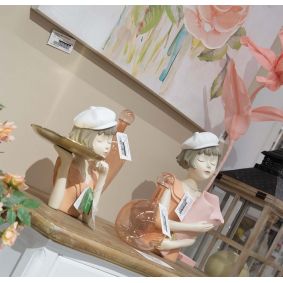 Vaso ragazza con vassoio in poliresina