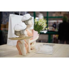 Vaso ragazza con vassoio in poliresina