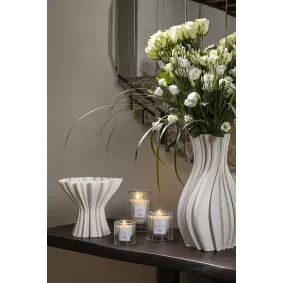 candele decorative accese in vetro