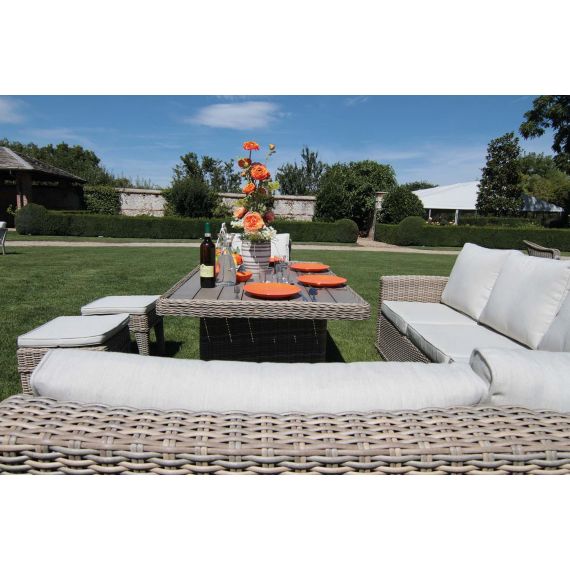 Salotto angolare da esterno con divani e poggiapiedi e tavolo