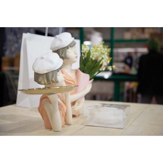 Vaso ragazza con vassoio in poliresina